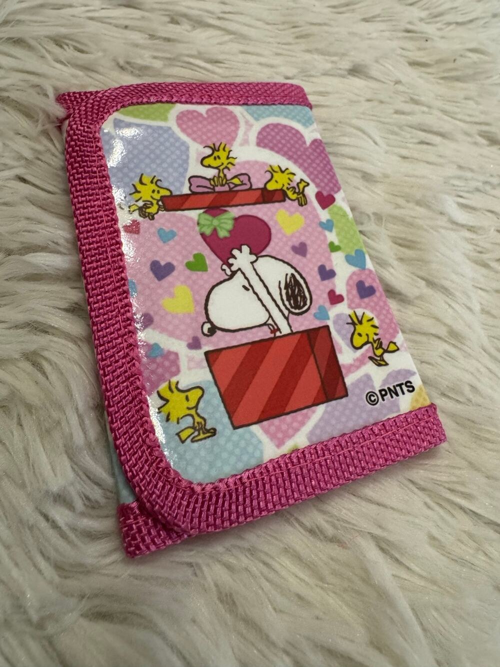 Snoopy and Woodstock wallet with zipper Snoopy on a red gift box with hearts
